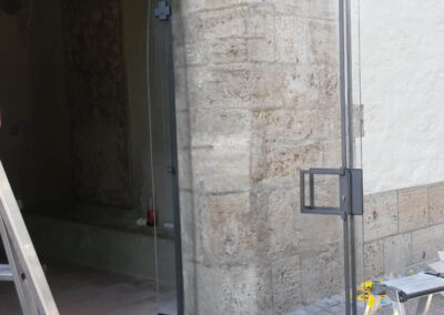 Martinskirche Memmingen - Siliconfugen um Metallteile an Glastüre - 2