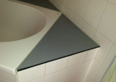 Theo Frommlet Fugentechnik Memmingen - Dunkle Fließe an Badewanne