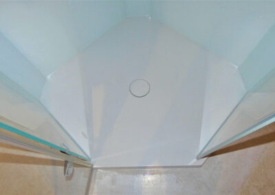 Theo Frommlet - Fugentechnik Memmingen - Glasttechnik im Sanitärbereich und Küchenbereich - Dusche mit Glaswänden