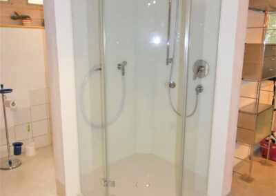 Theo Frommlet - Fugentechnik Memmingen - Glasttechnik im Sanitärbereich und Küchenbereich - Einbaudusche mit Glastüren