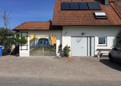 Theo Frommlet - Fugentechnik Memmingen - Glasttechnik im Sanitärbereich und Küchenbereich - Garagentor auf Glasrückwand