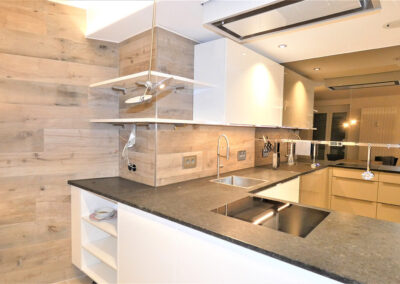 Theo Frommlet - Fugentechnik Memmingen - Glasttechnik im Sanitärbereich und Küchenbereich - Große Küche mit Glasrückwänden