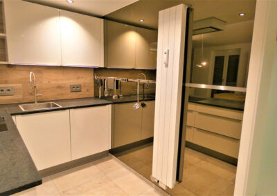 Theo Frommlet - Fugentechnik Memmingen - Glasttechnik im Sanitärbereich und Küchenbereich - Großer Spiegel in Kochbereich