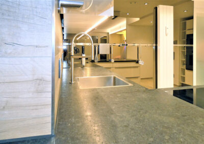 Theo Frommlet - Fugentechnik Memmingen - Glasttechnik im Sanitärbereich und Küchenbereich - Küche mit Spiegel als Rückwand