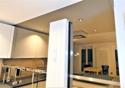 Theo Frommlet - Fugentechnik Memmingen - Glasttechnik im Sanitärbereich und Küchenbereich - Küche mit großem Spiegel