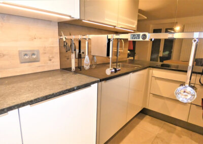 Theo Frommlet - Fugentechnik Memmingen - Glasttechnik im Sanitärbereich und Küchenbereich - Küchenübergang mit Spiegel