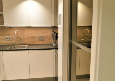 Theo Frommlet - Fugentechnik Memmingen - Glasttechnik im Sanitärbereich und Küchenbereich - Spiegelrückwand