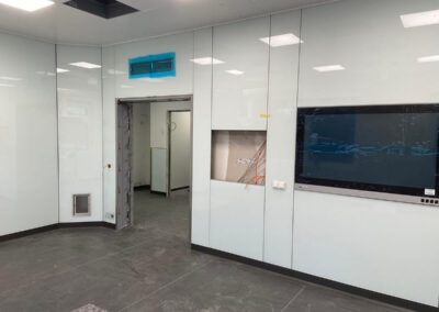 Theo Frommlet - Fugentechnik Memmingen - Spezialabdichtungen für Hygiene-Sensitivbereiche - OP Saal Baustelle in weiß