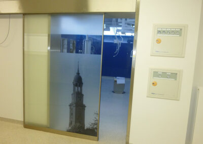 Theo Frommlet - Fugentechnik Memmingen - Spezialabdichtungen für Hygiene-Sensitivbereiche - OP Saal Glasschiebetür