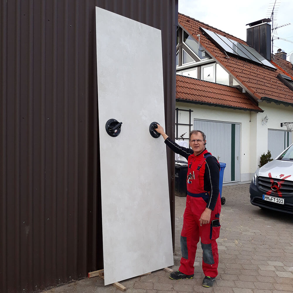 Theo Frommlet Fugentechnik Memmingen - Theo Frommlet mit großer Fließe Theo Frommlet Fugentechnik Memmingen - Theo Frommlet mit großer Fließe