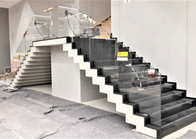 Theo Frommlet Fugentechnik Memmingen - Treppe mit Glaswand